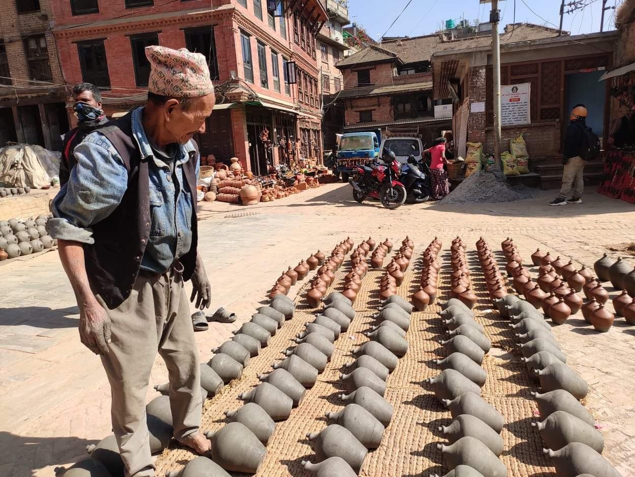 पोटरी स्क्वायरमा आफूले बनाएर सुकाएका सामान हेर्दै गणेशभक्त प्रजापति।